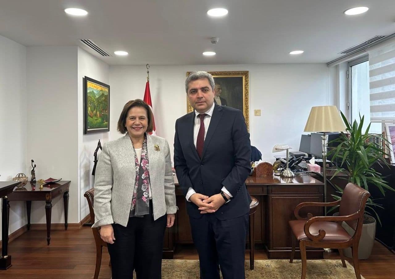 თურქეთის რესპუბლიკაში საქართველოს ელჩი არჩილ კალანდია, თურქეთის საგარეო საქმეთა მინისტრის მოადგილეს, ბერის ექინჯის შეხვდა